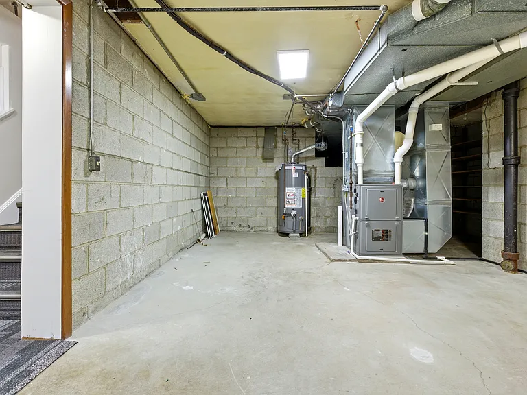 2056 Laurel Hill Dr — Photo 31
