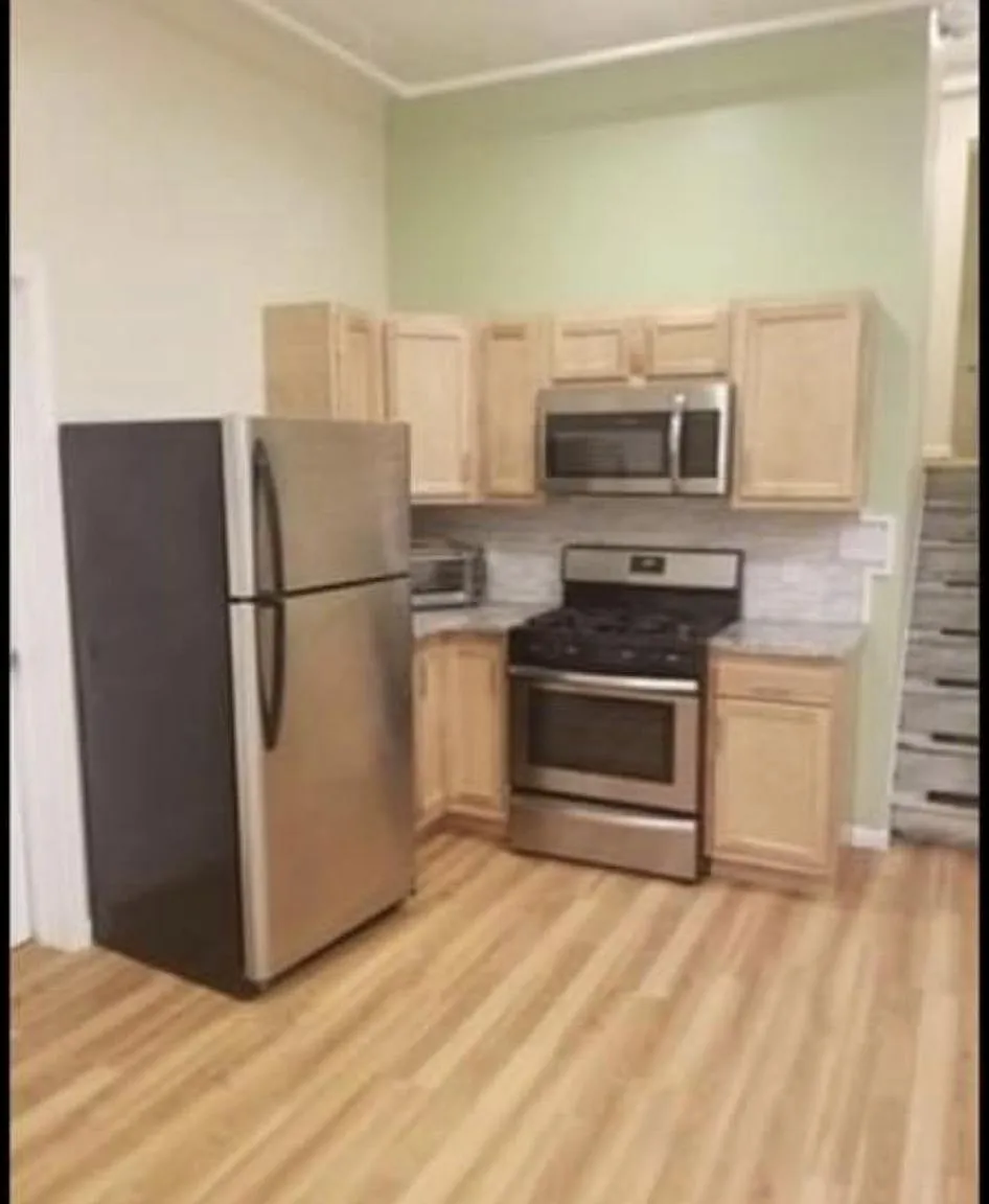 12 bed, 6522 sqft, $11,050 — Photo 2