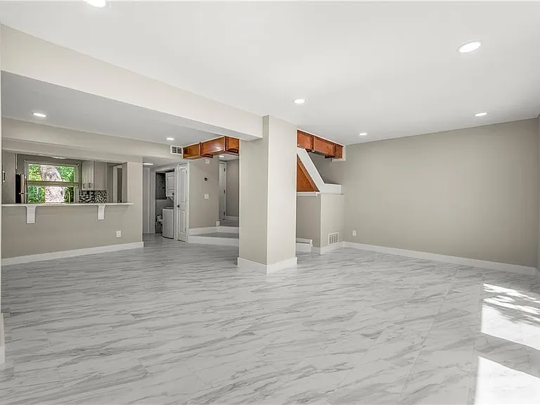 1009 Riverbend Club Dr SE — Photo 6