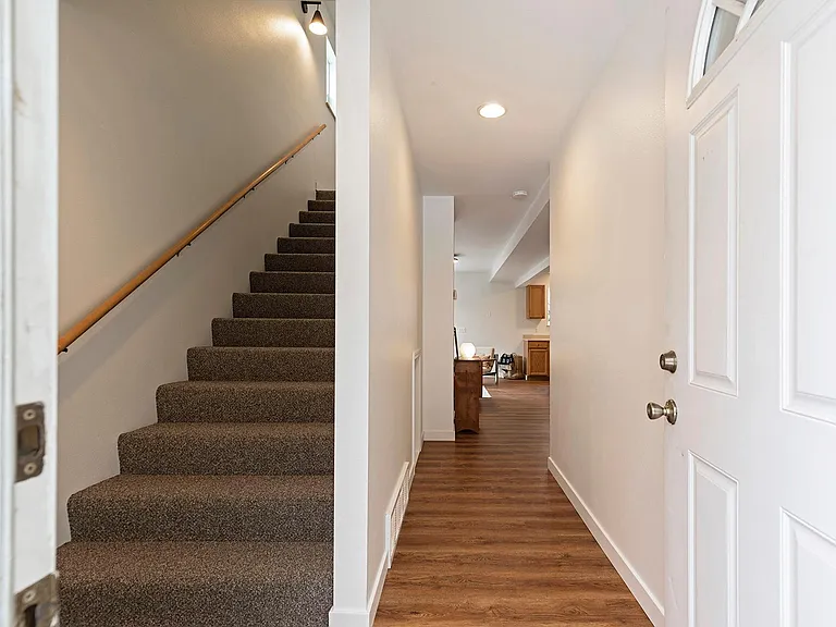 909 Defoe St #B — Photo 13
