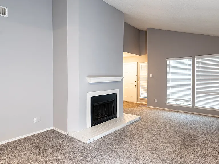 La Prada Place Apartments — Photo 36