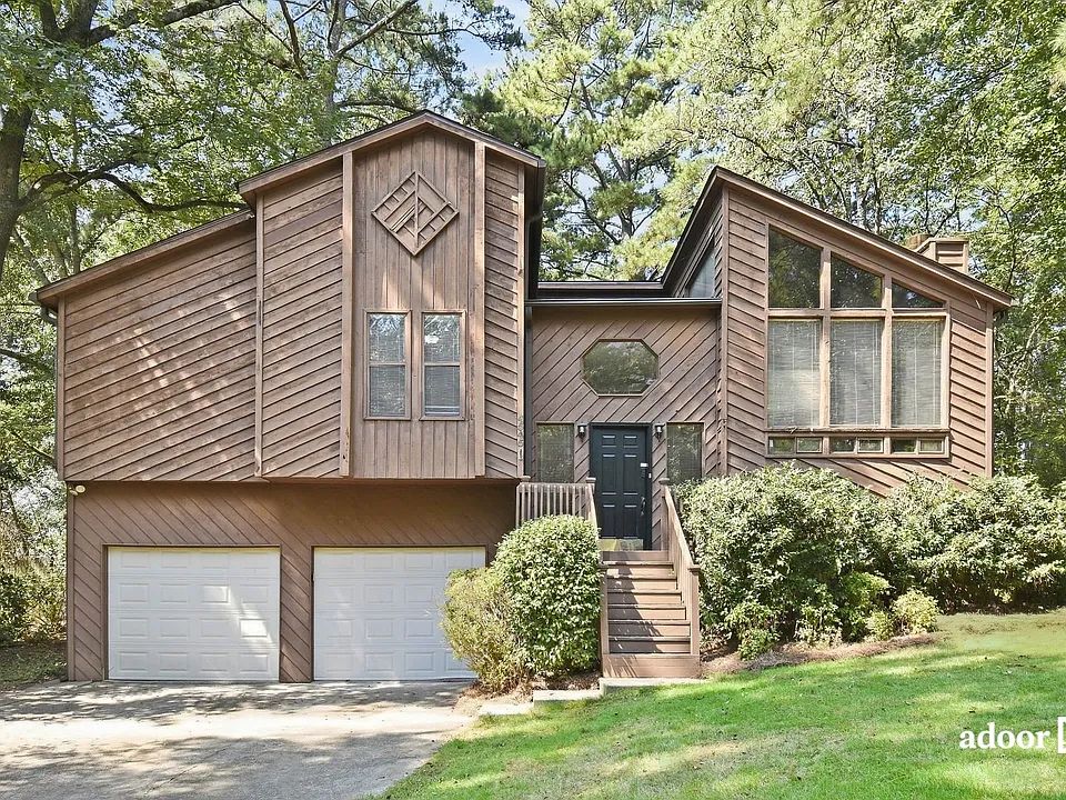 4545 Kings Crossing Dr NE