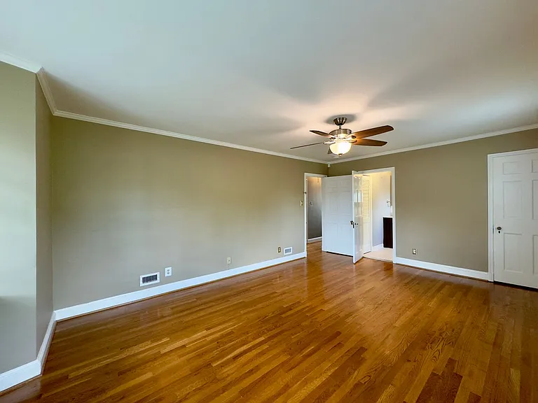 115 E Northern Pkwy — Photo 43