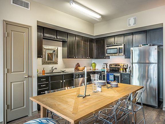 4th image of 750 Fort Worth Ave APT 439