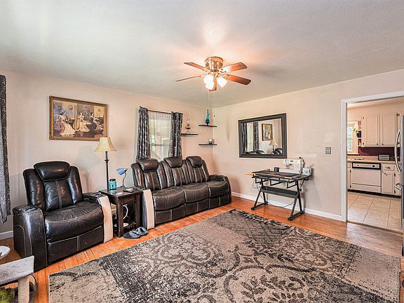 5th image of 308 Ashley Dr