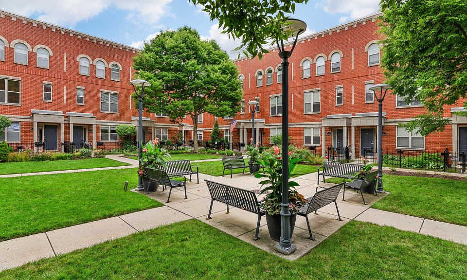 1st image of 4646 N Greenview Ave Unit 23