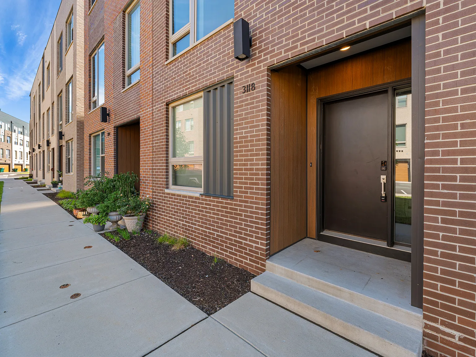 3 bed, 2400 sqft, $4,000 — Photo 2