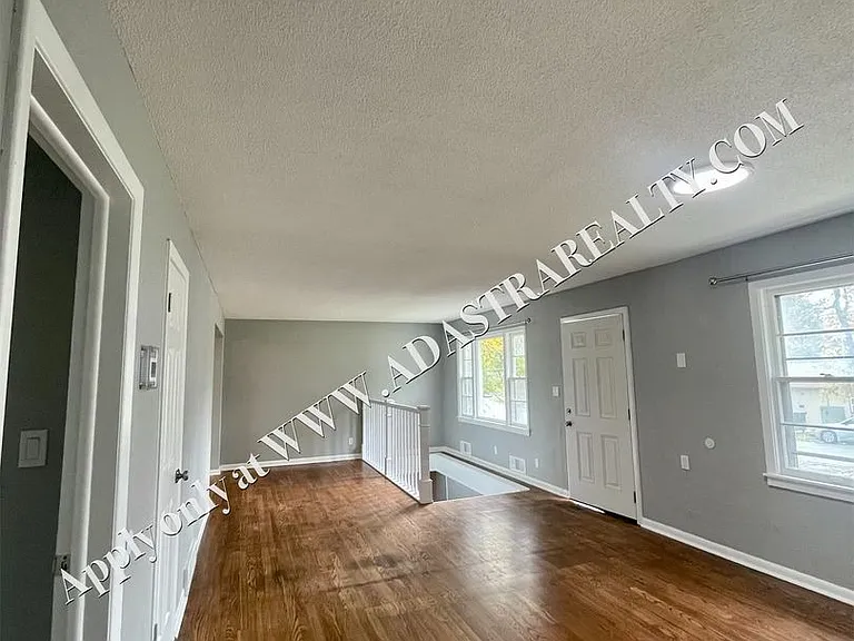 4904 NE 44th Ter — Photo 3