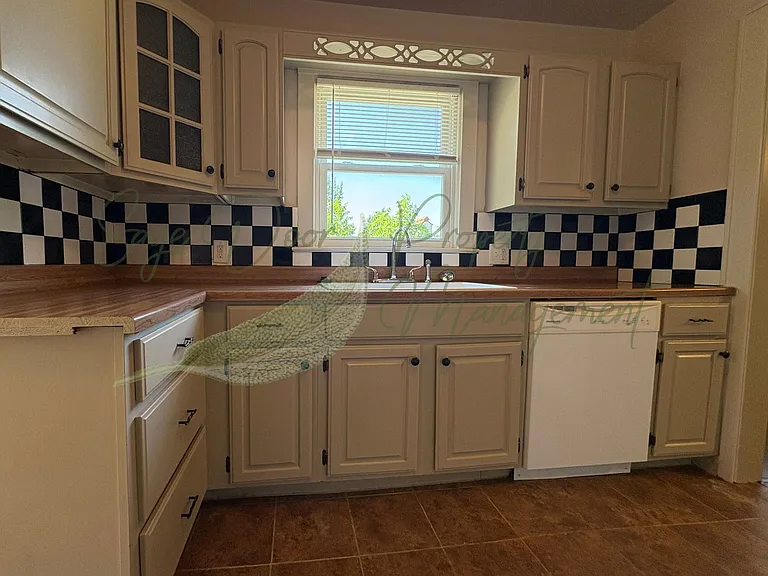 305 N Crysler Ave — Photo 10