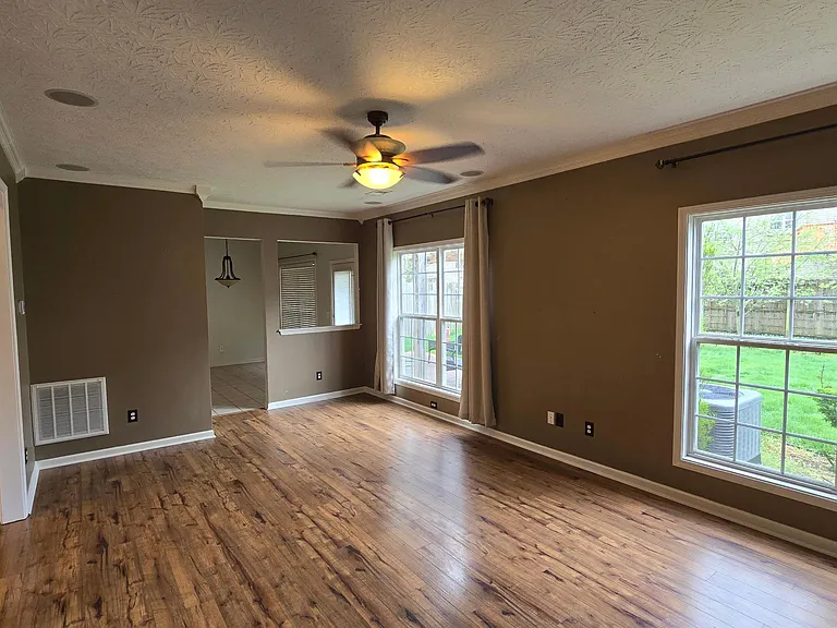 716 Rosslyns Dale — Photo 4