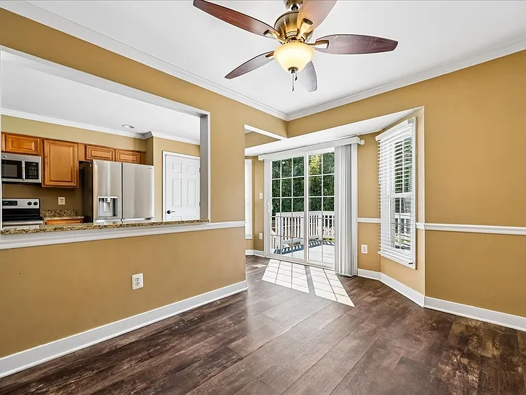 6630 Commodore Ct — Photo 10