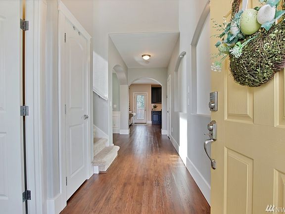 Beautiful Light and bright 20 ft. entry welcomes you home
