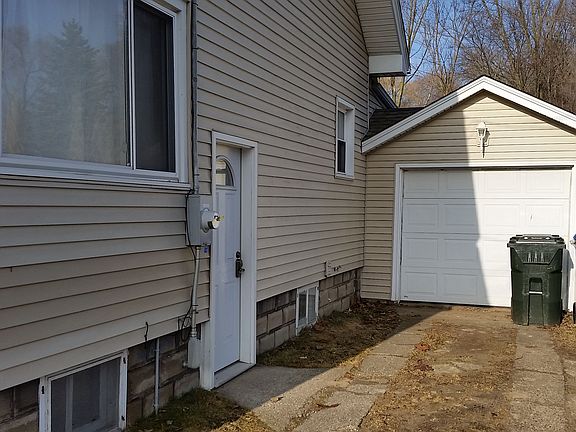4th image of 136 Lamoreaux Dr NW