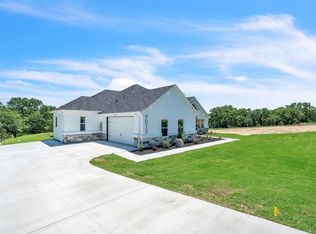 9012 Oak Valley Ln, Springtown, TX 76082