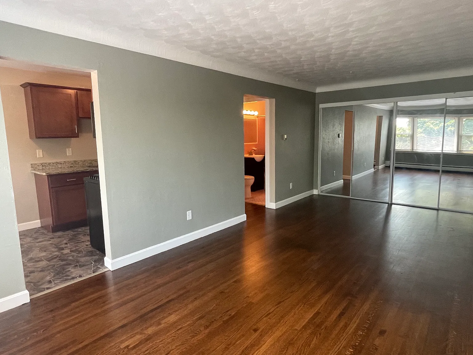 2 bed, 750 sqft, $1,400 — Photo 2