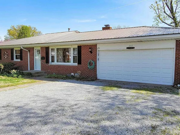 207 W 12th St, Flora, IL 62839