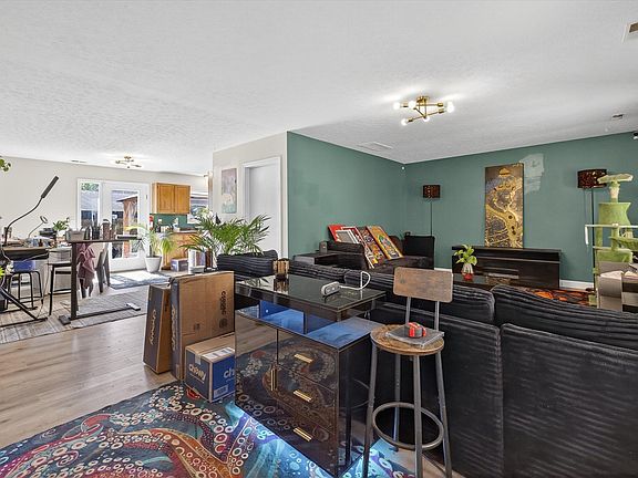 5th image of 911 W Rca Park Dr