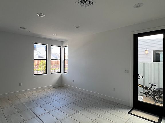 Dining Room connect to the Side-Yard