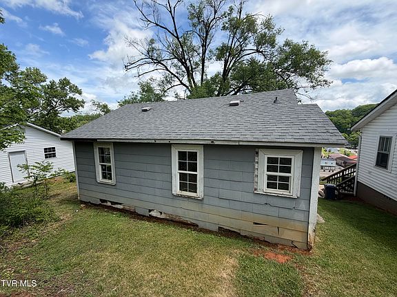 3rd image of 1044 Fairway Ave