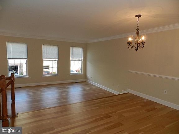 5th image of 7820 Desiree St