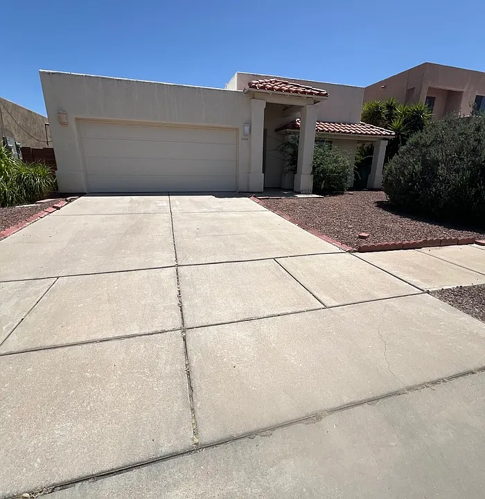 3233 W Orbison St