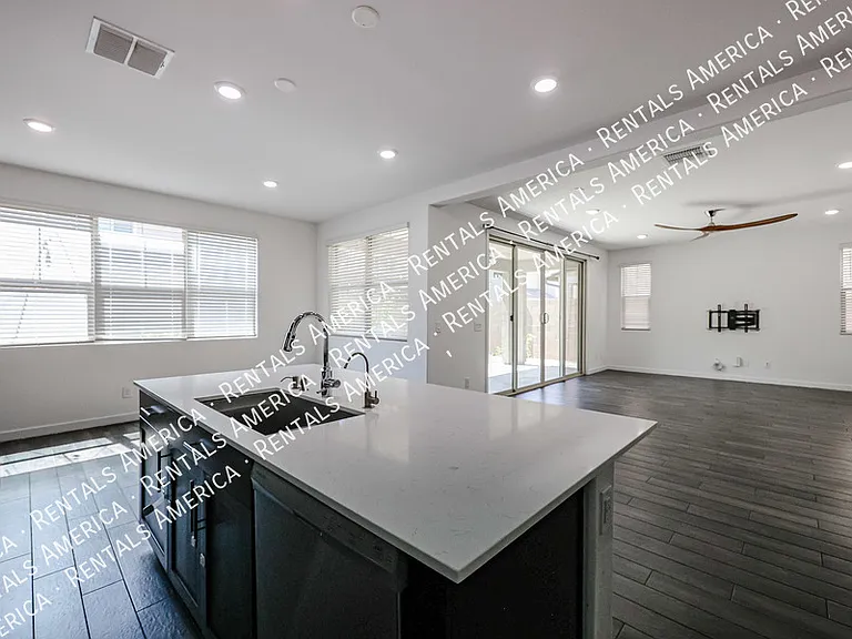 1051 E Armstrong Way — Photo 15