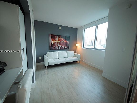4th image of 92 SW 3rd St #1801