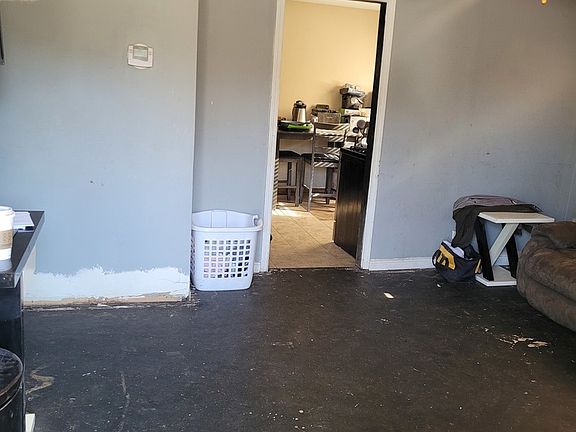 3rd image of 14663 Lincoln Ave