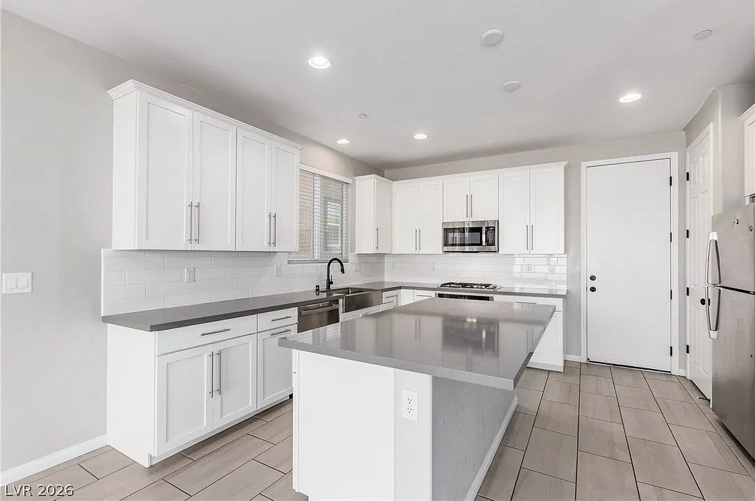 3 bed, 2.5 bath, 2030 sqft, $2,450 — Photo 2