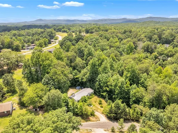 1021 Santee Dr, Walhalla, SC 29691