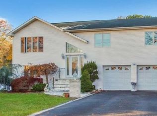 91 Hammond Rd, Centereach, NY 11720