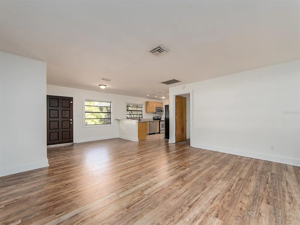 3 bed, 2.0 bath, 1336 sqft, $2,700 — Photo 4