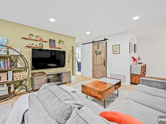 4th image of 2213 Hilltop Rd