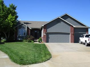 1069 N Old Trail Cir, Valley Center, KS 67147
