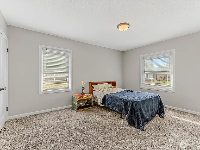 116 NE James St — Photo 16