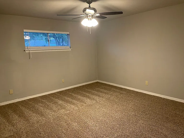 930-932 Lindy Ct — Photo 13