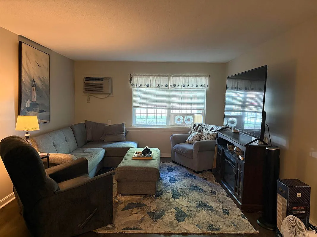 2 bed, 1.0 bath, 804 sqft, $2,200 — Photo 2