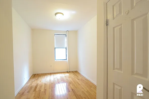 Rented by REZI | media 10