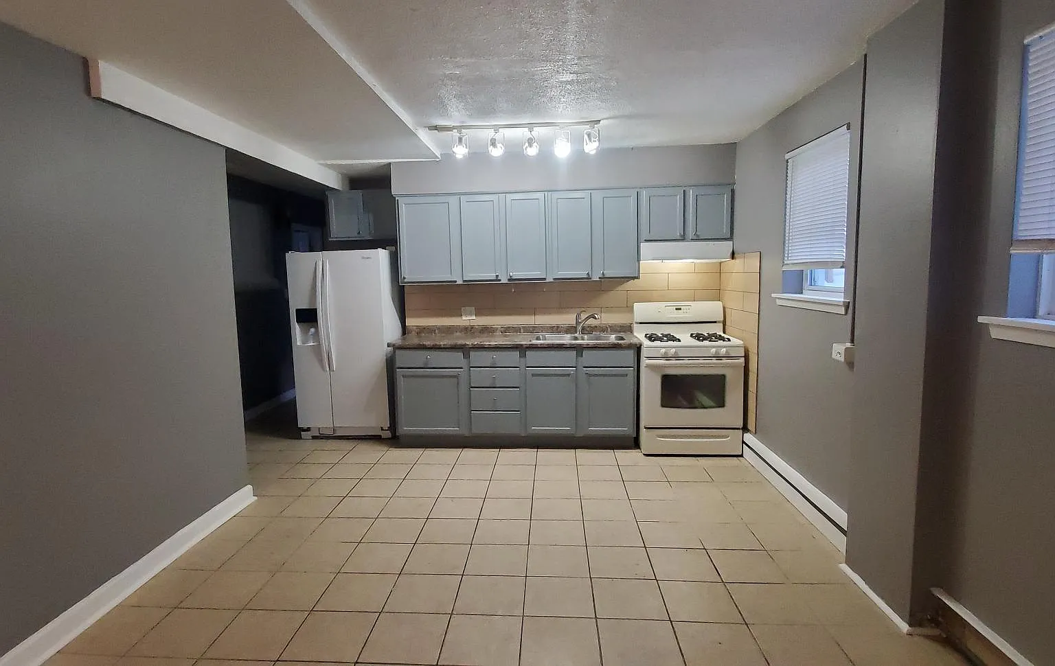 3 bed, 850 sqft, $1,500 — Photo 3