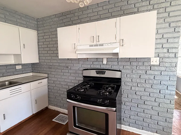 2411 S Beacon St — Photo 10