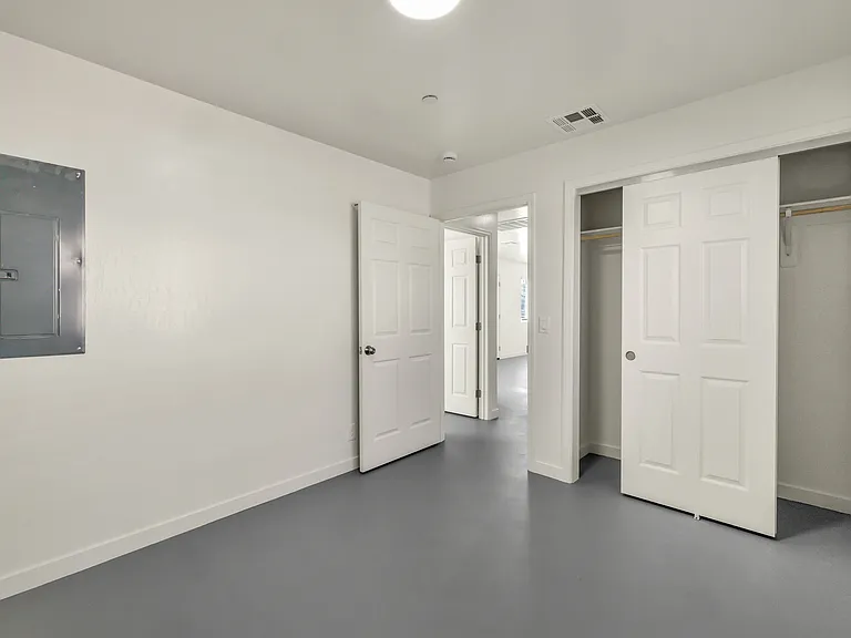 1340 W Mariposa Ave — Photo 4