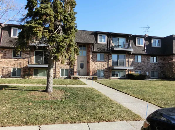 430 Riviera Dr, Saint Clair Shores, MI 48080