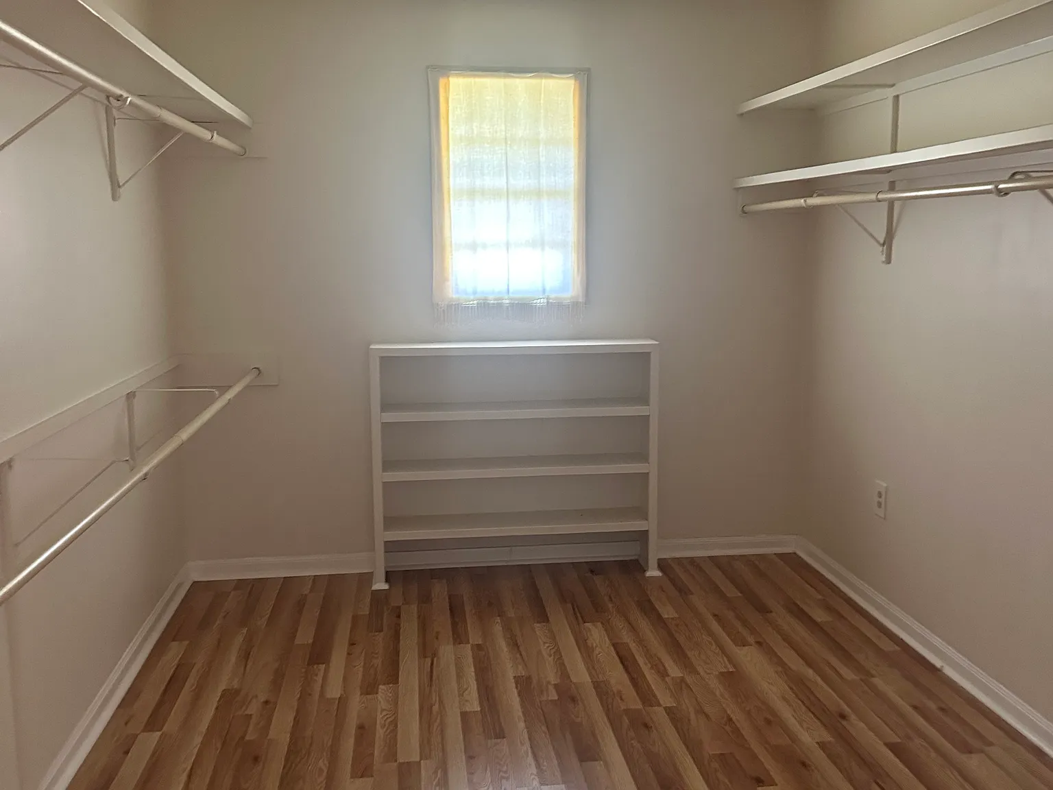 3 bed, 1956 sqft, $1,700 — Photo 3