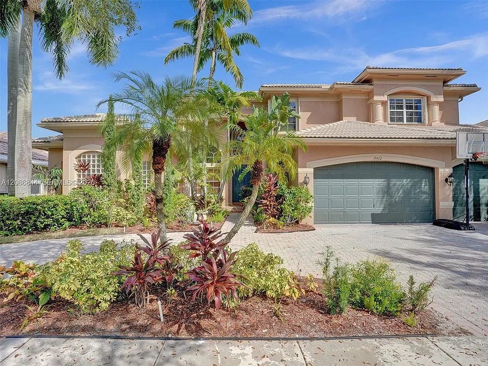 19462 Saturnia Lakes Dr