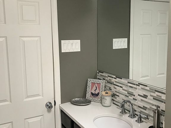 Bathroom (full) 2nd floor