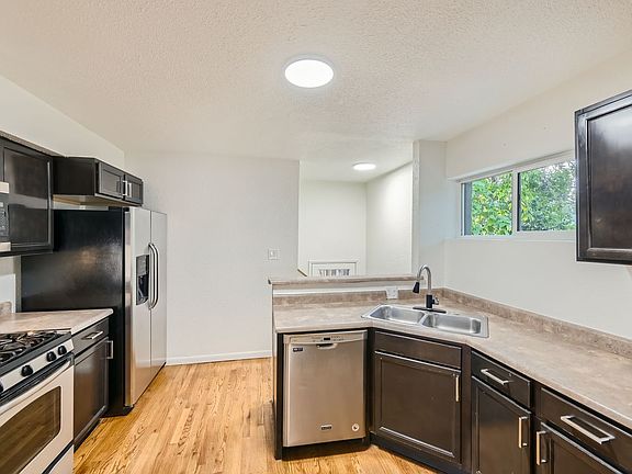4th image of 668 S Lowell Blvd