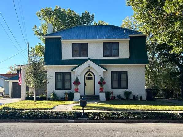 220 E Hird St, Gainesville, TX 76240