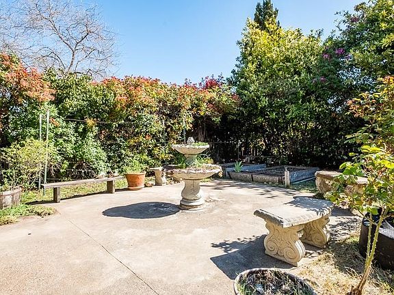 4th image of 1068 Hillview Dr