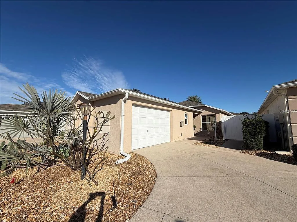 3 bed, 2.0 bath, 1398 sqft, $2,300 — Photo 2