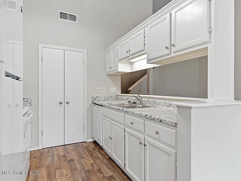 2387 Trafalgar Dr — Photo 11